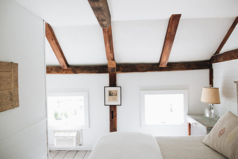 How to create a minimalist bedroom