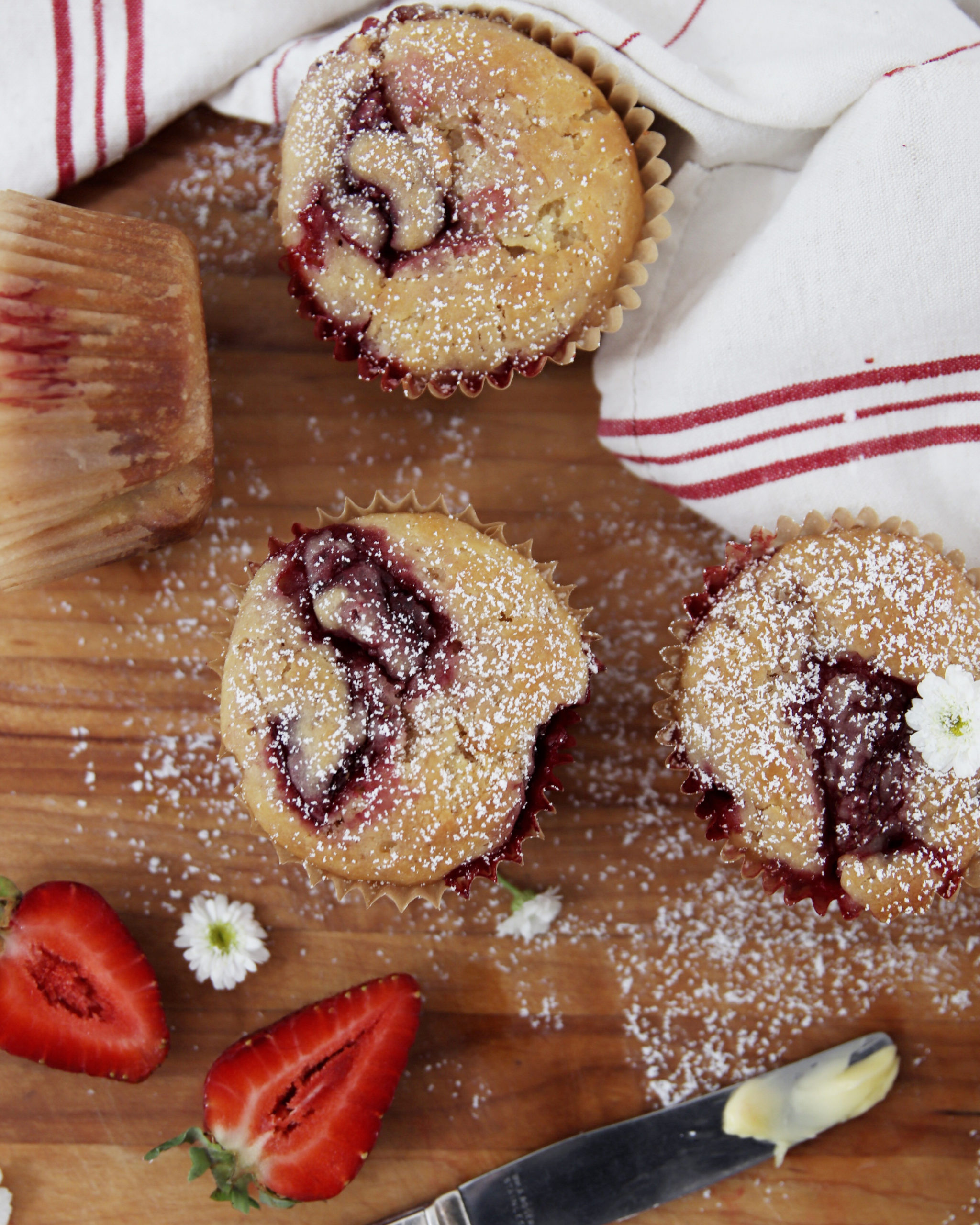 strawberry jam muffin #muffin #kidfriendlybreakfast #summerbreakfast #strawberryjam #strawberryjammuffin #strawberrymuffin