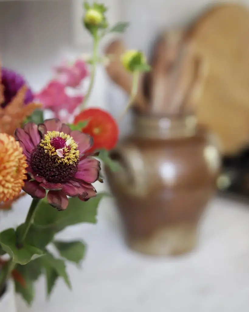 alfresco dining, how to create a wild floral arrangement