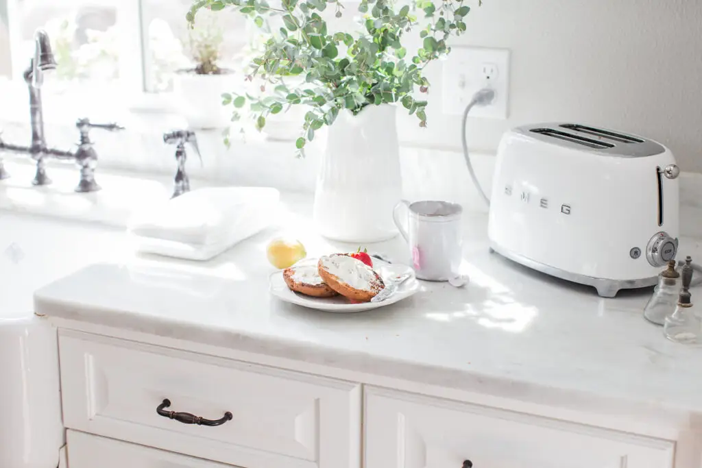 how to organize a minimalist kitchen