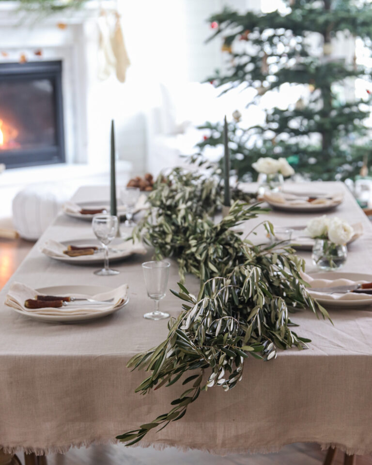 How to set a cozy and simple holiday table