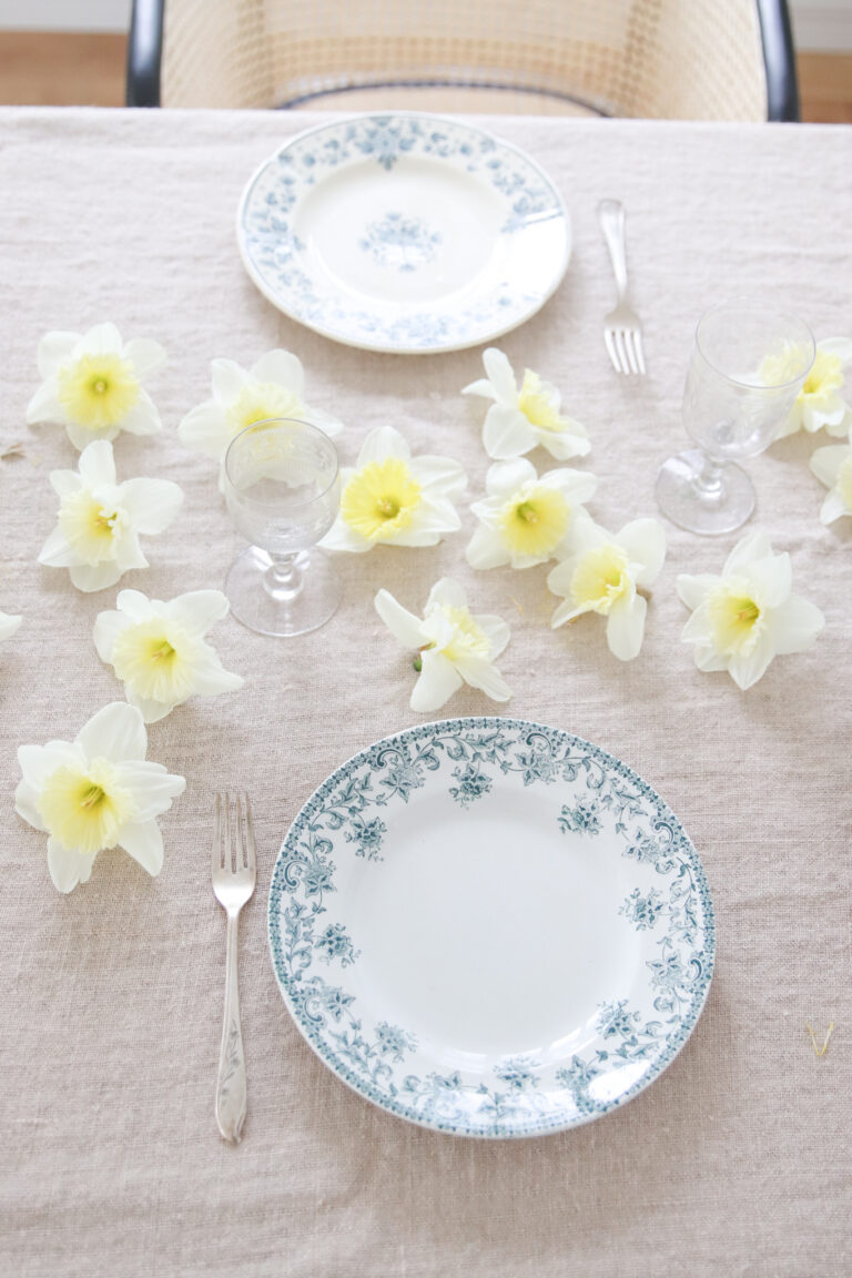 How to set a simple table for Easter | Simple cottage farmhouse decorating ideas