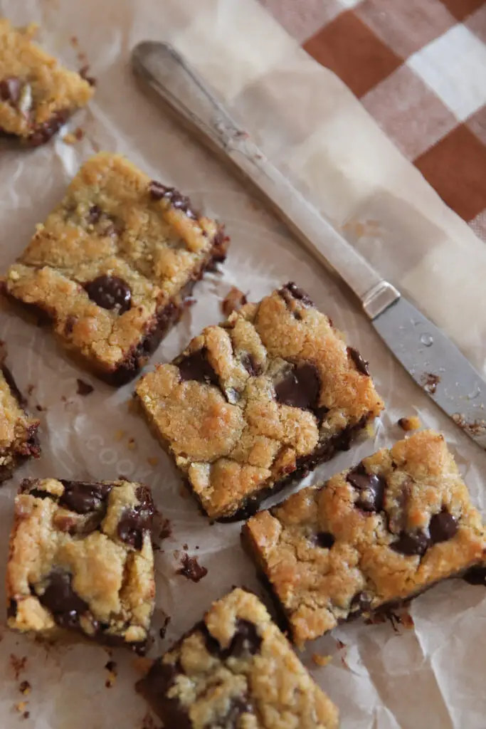 how to make soft and chewy chocolate chip cookie bars #dessert #chocolatechipcookiebars #cookies