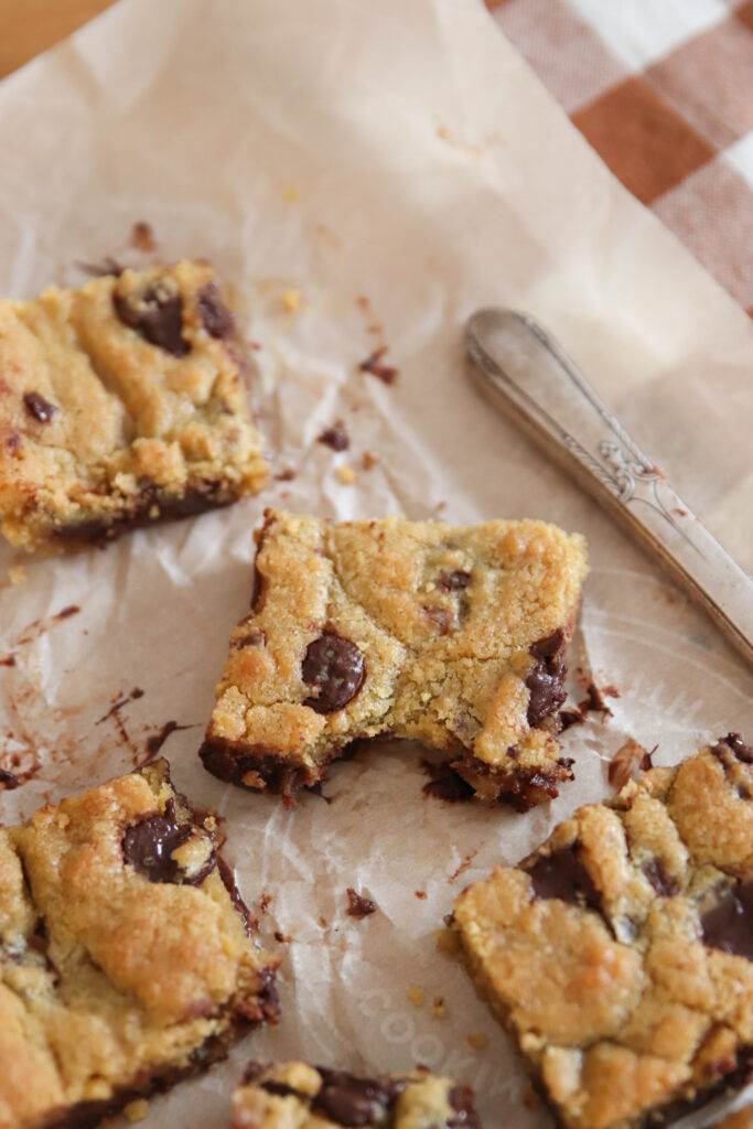 how to make soft and chewy chocolate chip cookie bars #dessert #chocolatechipcookiebars #cookies