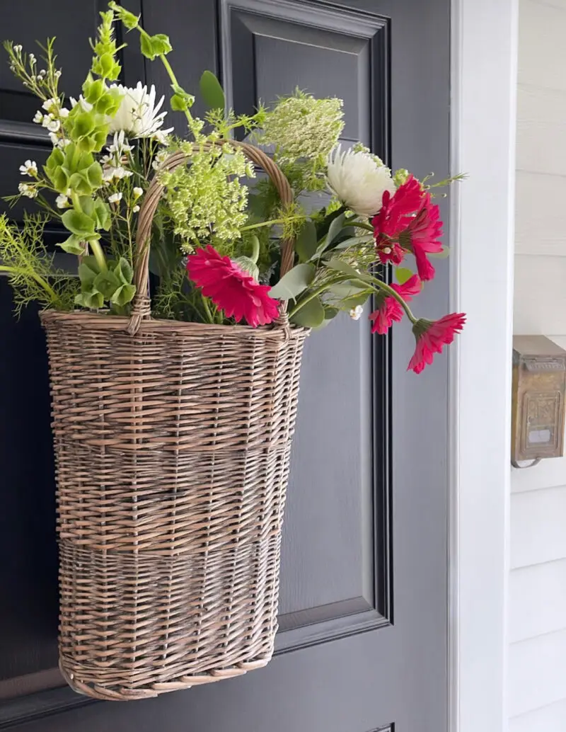 25 Gorgeous Hanging Basket Ideas to Dress Up Your Yard