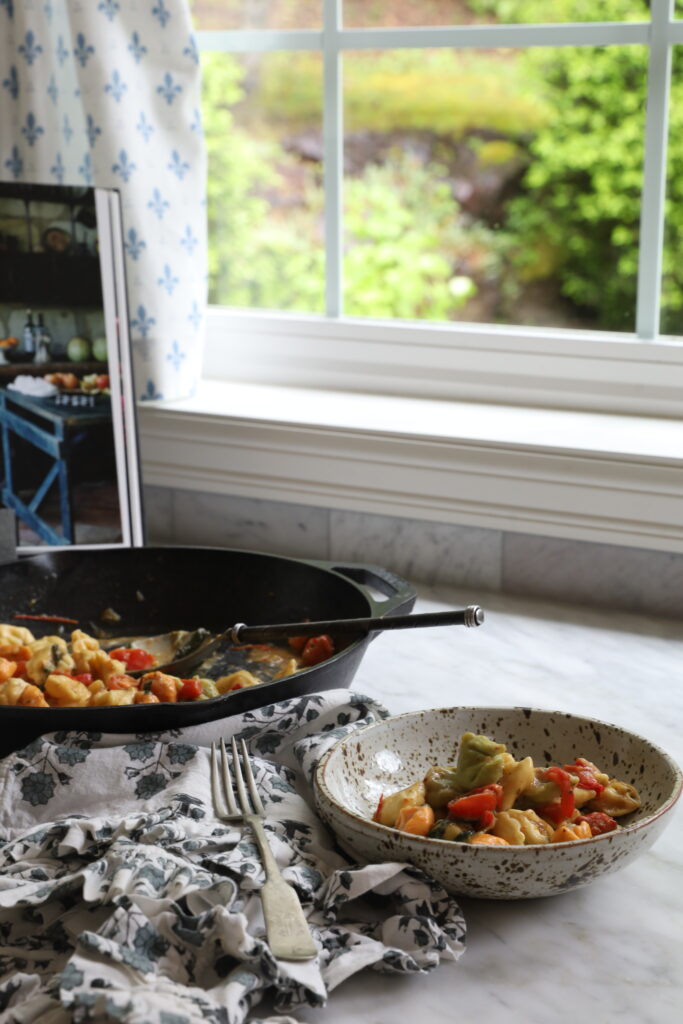 Tortellini with red peppers and spinach