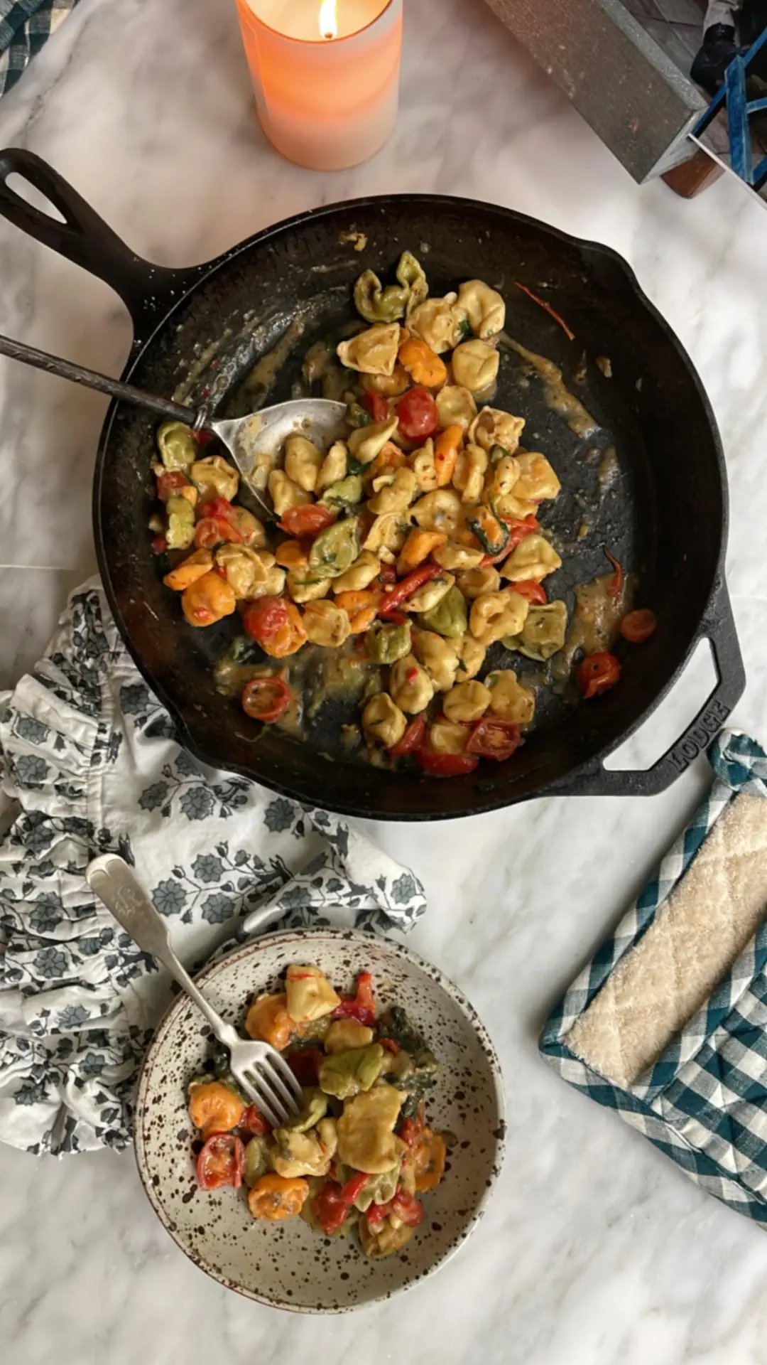 Tortellini with red peppers and spinach